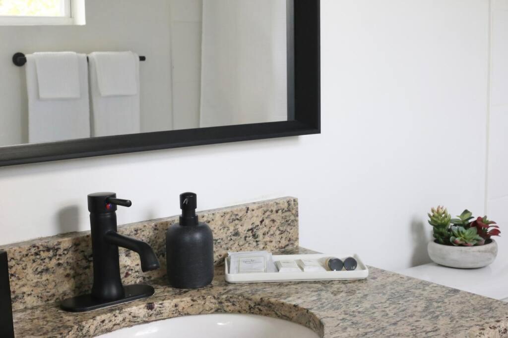 Sanctuary Gainesville Bright 2 Bedroom King Condo Esterno foto